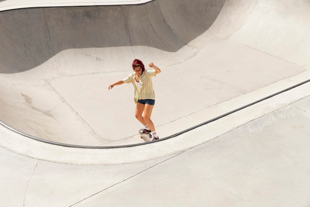 Kostenloses Foto totale frau auf skateboard