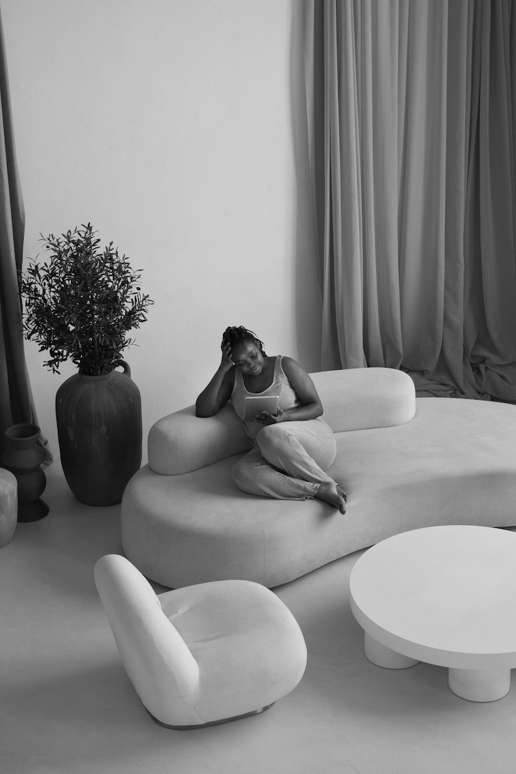 Kostenlose Foto totale frau mit tablet auf der couch