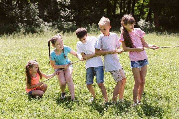 Totale Kinder spielen Tauziehen