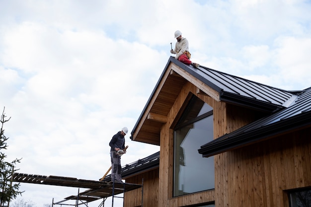Kostenloses Foto totale männer, die auf dem dach arbeiten