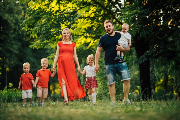 Totale mit der Familie, die Kamera betrachtet