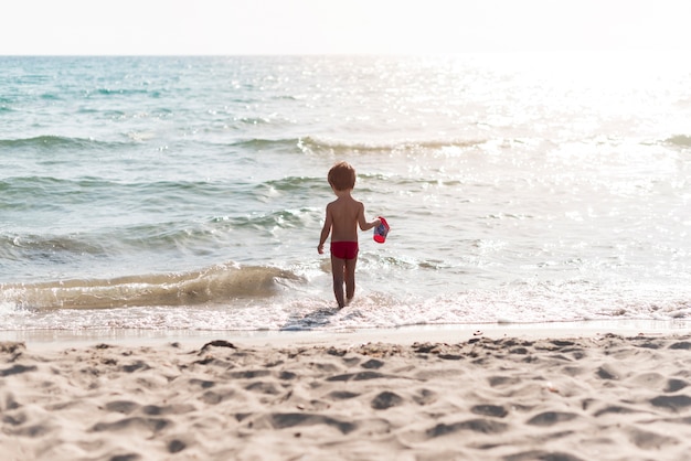 Kostenloses Foto totale mit kind im wasser