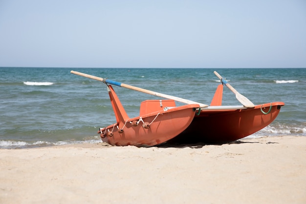 Totale Paddelboot an der Küste