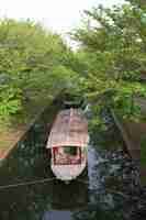 Kostenloses Foto touring shikara boot auf einem kanal