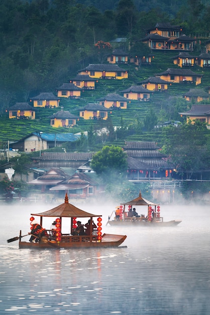 Tourist auf einem Boot im Dorf Ban Rak Thai, Provinz Mae Hong Son