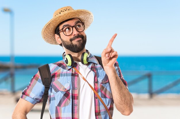 Tourist Denken über weißem Hintergrund