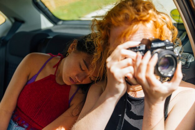 Tourist, der Foto auf Kammer macht