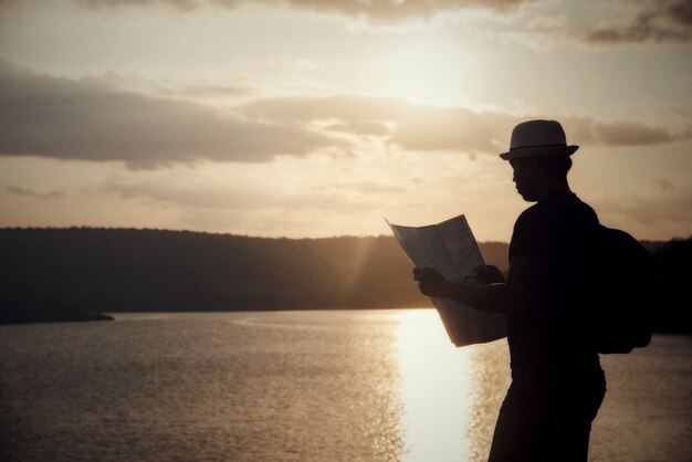 Tourist, der Foto der Natur macht