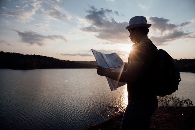 Tourist, der Foto der Natur macht