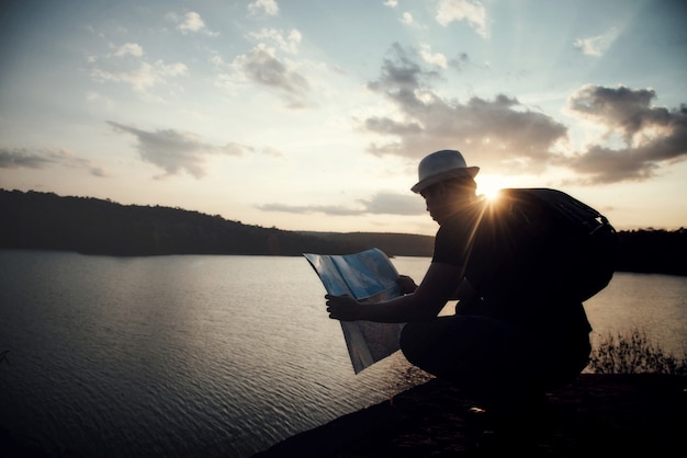 Tourist, der Foto der Natur macht