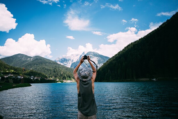 Tourist, der Fotos der Naturlandschaft mit seinem Smartphone macht