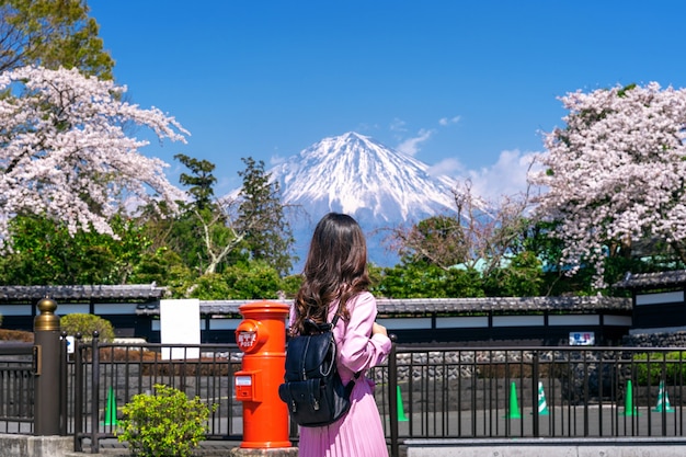 Tourist, der fuji-berg und kirschblüte im frühjahr, fujinomiya in japan betrachtet.