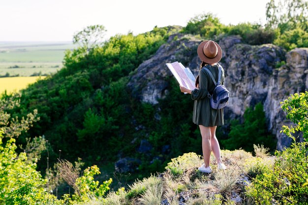 Tourist, der in der felsigen Landschaft steht