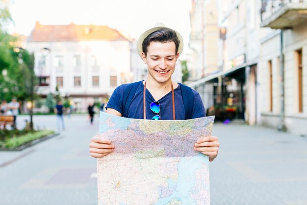 Tourist, der Karte betrachtet