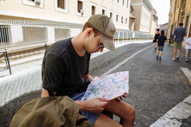 Tourist, der Karte der Stadt in Rom betrachtet
