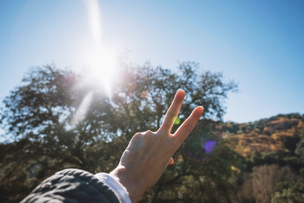 Tourist, der zwei Finger gestikuliert