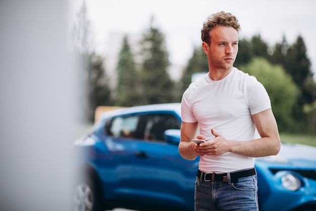 Tourist des gutaussehenden Mannes, der ein Auto kauft