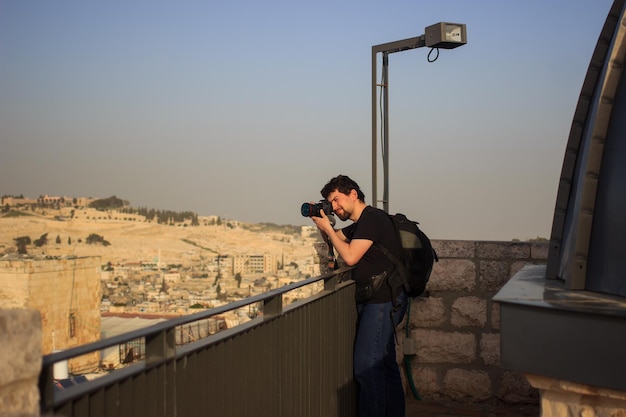 Tourist fotografiert die hügel von jerusalem