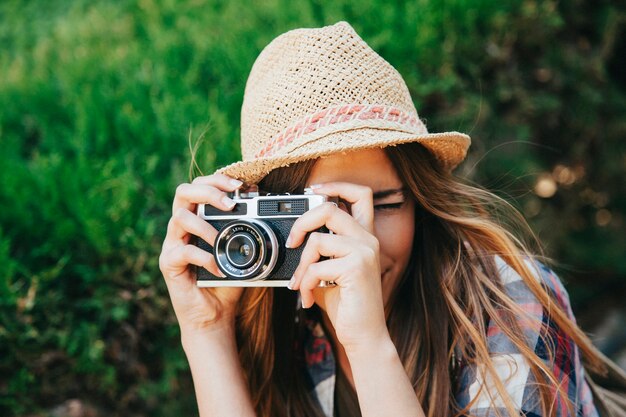 Tourist fotografiert im park