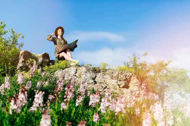 Tourist in hügeliger Landschaft