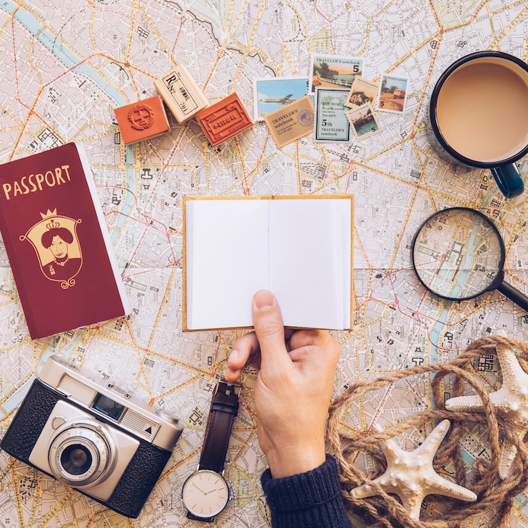 Kostenlose Foto tourist mit kleinem notizblock