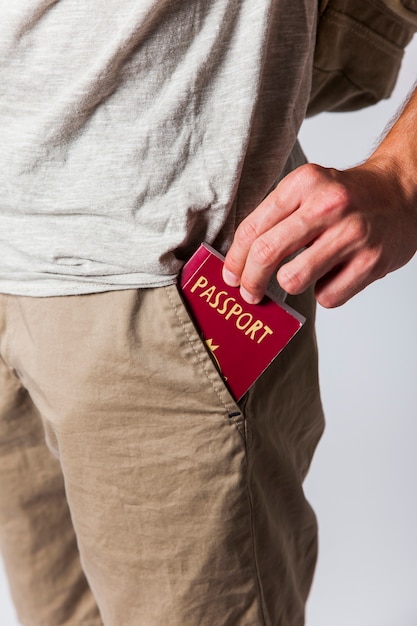 Tourist mit Reisepass in der Tasche