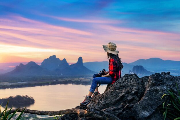 Tourist sitzt auf Phu Sub Lek Aussichtspunkt bei Sonnenuntergang Lopburi Thailand