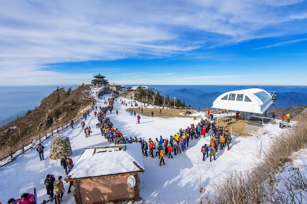 Touristen, die Fotos von der wunderschönen Landschaft machen und Ski fahren rund um Deogyusan,