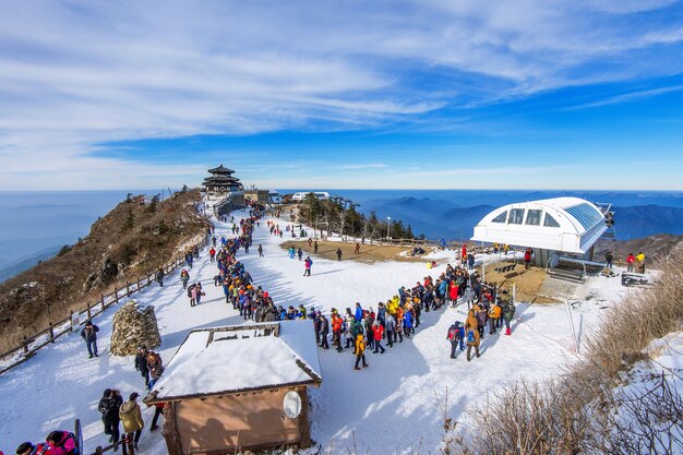Touristen, die Fotos von der wunderschönen Landschaft machen und Ski fahren rund um Deogyusan,