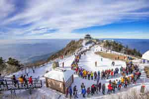 Kostenloses Foto touristen, die fotos von der wunderschönen landschaft machen und ski fahren rund um deogyusan,