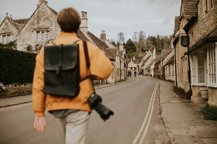 Kostenlose Foto touristen, die in das dorf gehen, um die rückansicht zu erhalten