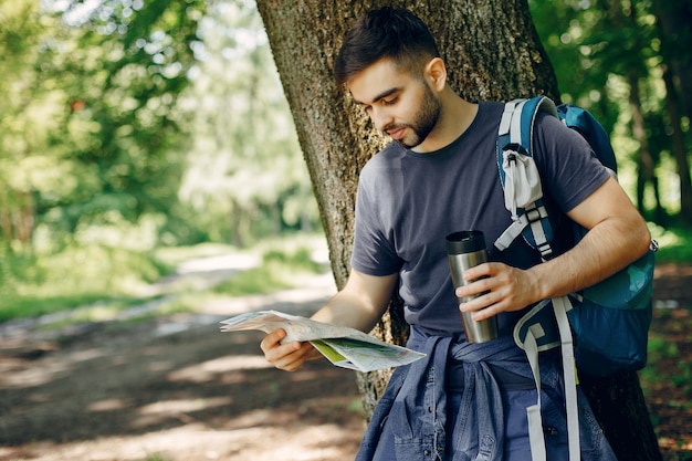 Touristen haben eine Pause in einem Sommerwald