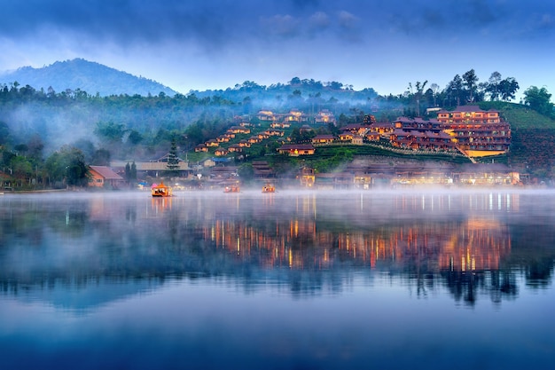 Touristen nehmen ein Boot im Dorf Ban Rak Thai in der Provinz Mae Hong Son, Thailand