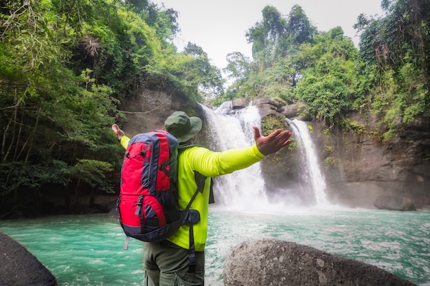 Touristen rucksack wandern naturlehrpfad reisen ökotourismus tourist um haew suwat wasserfall zu sehen