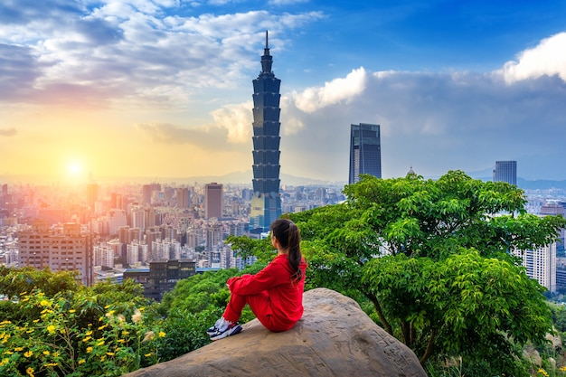 Touristenfrau, die Blick auf Berge in Taipei, Taiwan genießt.