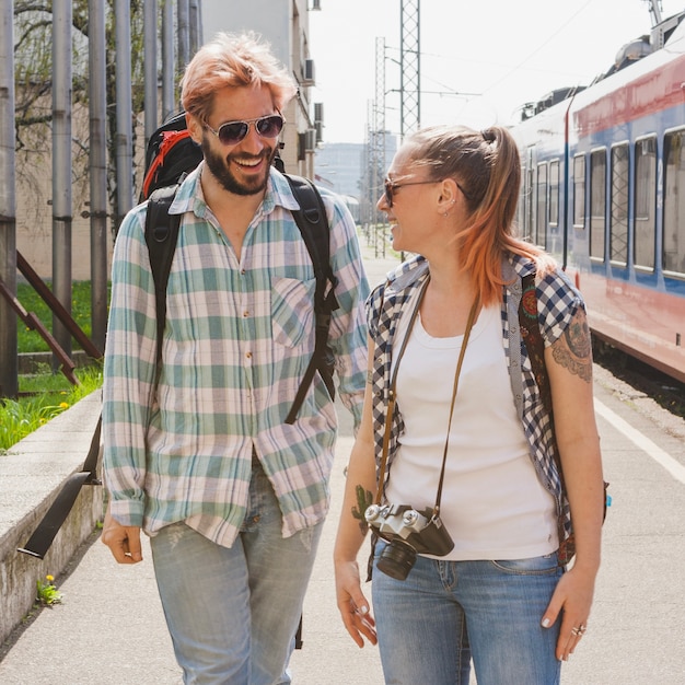 Touristenpaar am Bahnhof