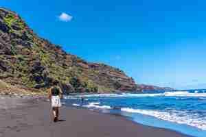 Kostenloses Foto touristin am strand von nogales im osten der insel la palma, kanarische inseln. spanien