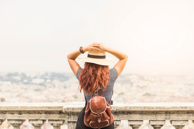 Touristin auf dem Balkon von hinten