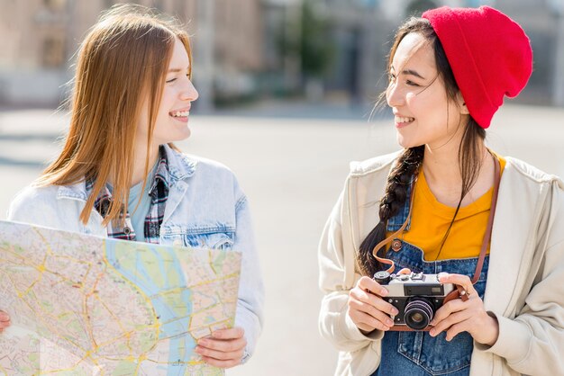 Touristische Frauen mit Karte