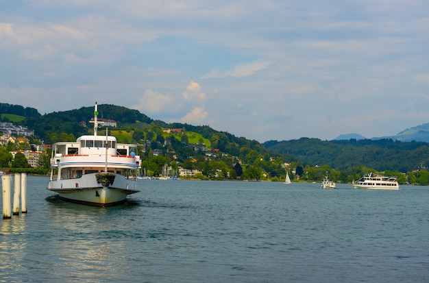 Touristisches Schiff, das im Meer nahe der Schweiz segelt