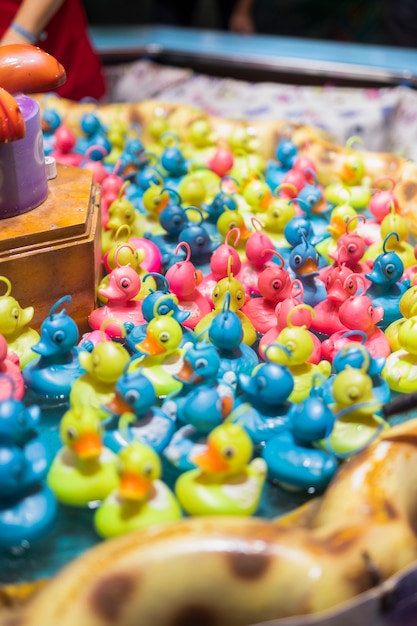 Kostenloses Foto toy duck fishing game mit bunten spielzeug enten