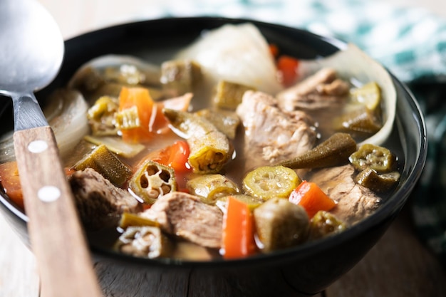 Kostenloses Foto traditionelle afrikanische okra-suppe auf einem holztisch