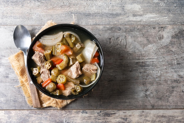 Traditionelle afrikanische Okrasuppe auf einem Holztisch