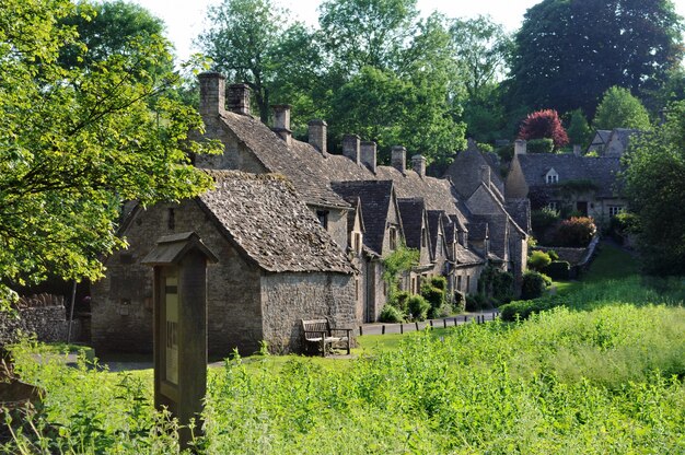 Traditionelle alte Häuser in der englischen Landschaft von Cotswolds