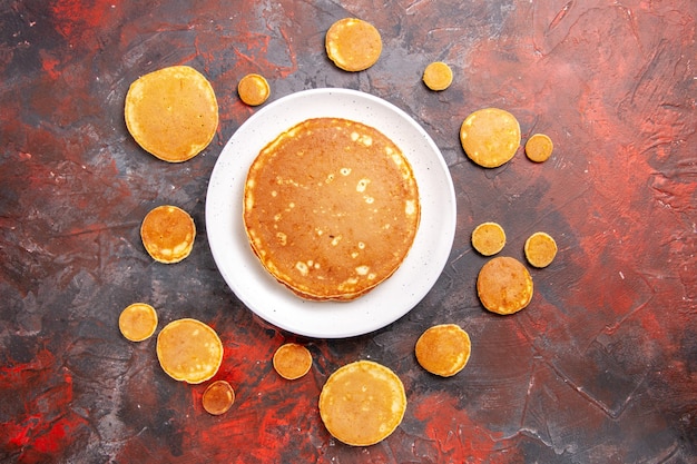 Traditionelle amerikanische pfannkuchen auf teller und tisch, draufsicht