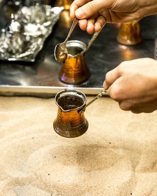 Traditionelle art der kaffeezubereitung des türkischen kaffees