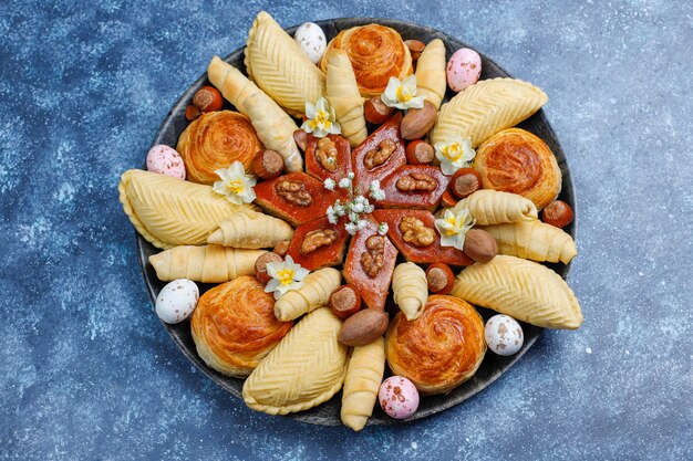 Traditionelle aserbaidschanische Feiertags-Novruz-Kekse Baklavas und Shakarburas auf schwarzer Tablettplatte