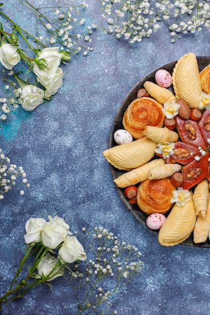 Traditionelle aserbaidschanische Feiertags-Novruz-Kekse Baklavas und Shakarburas auf schwarzer Tablettplatte