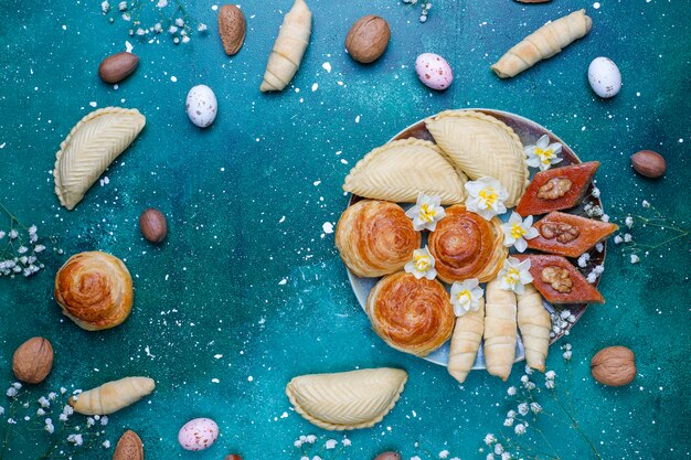 Traditionelle aserbaidschanische Feiertags-Novruz-Kekse Baklavas und Shakarburas auf schwarzer Tablettplatte