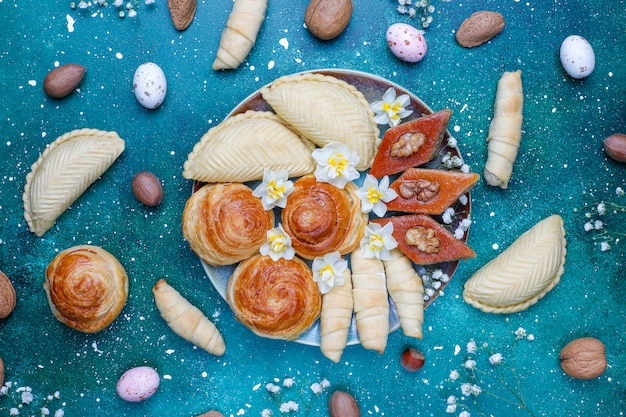Traditionelle aserbaidschanische Feiertags-Novruz-Kekse Baklavas und Shakarburas auf schwarzer Tablettplatte